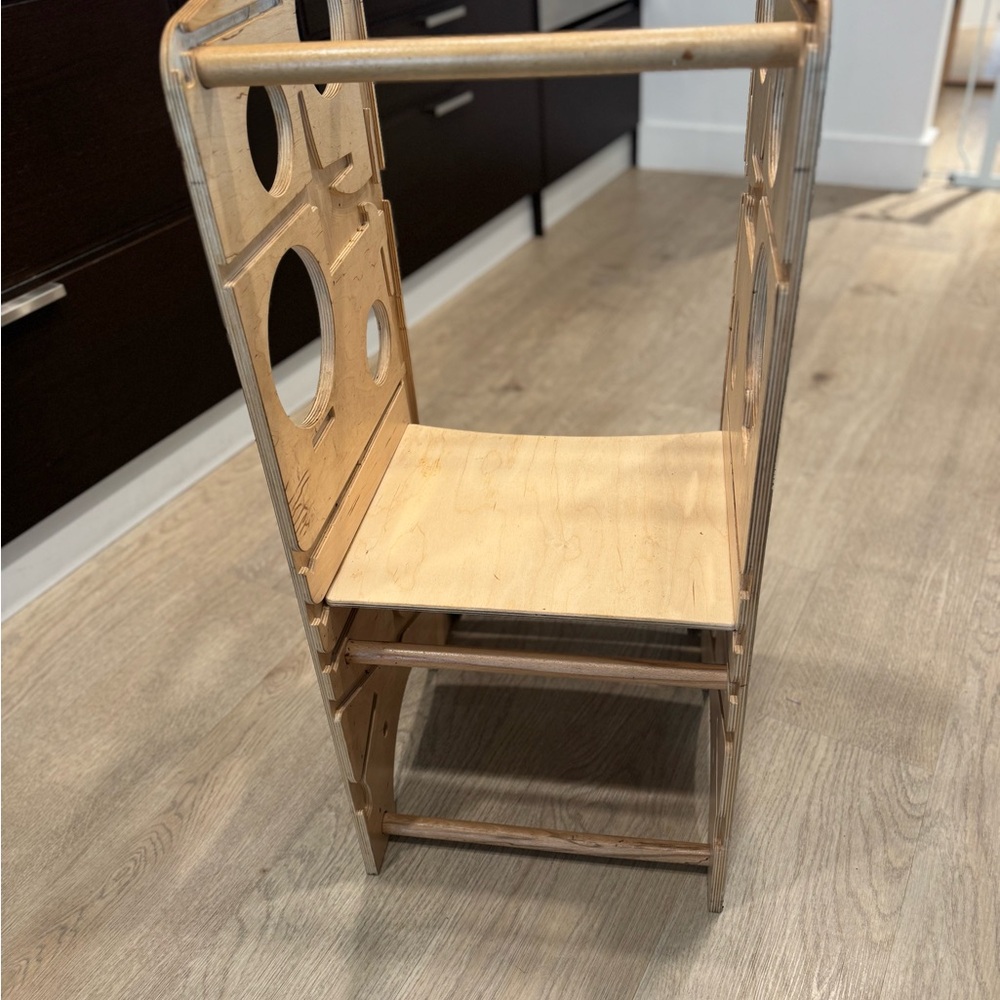 Leea Helper/Learning/Activity Tower - Picture 9 of 10